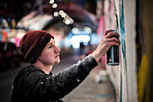 Graffitikünstler in den Waterloo Leake Street Graffiti Tunnels im Zentrum von London, England, Vereinigtes Königreich