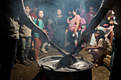 Kochen eines traditionellen sumatranischen Hochzeitsgerichts aus Kokosnussbonbons, das 7 Stunden lang gerührt werden muss, Bukittinggi, West-Sumatra, Indonesien