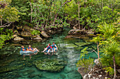 Rafting in der Lagune im Naturpark Xel-Ha, Riviera Maya, Mexiko.