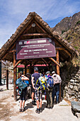 Touristen am Beginn des Inka-Pfads, Region Cusco, Peru