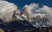 Der Berg Fitz Roy im Nationalpark Los Glaciares in der Nähe von El Chalten, Argentinien. Eine UNESCO-Welterbestätte in der Region Patagonien in Südamerika. Aufgrund der vorherrschenden Wetterverhältnisse über dem südpatagonischen Eisfeld bildet der Fitz Roy oft seine eigenen Wolken, die den Gipfel normalerweise verdecken. Er ist nur an etwa 5 Tagen im Monat vollständig sichtbar.