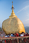 Pilger beim Gebet im Tempel des Goldenen Felsens (Kyaiktiyo-Pagode), Mon-Staat, Myanmar (Birma)