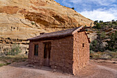 Historische Behunin-Steinhütte, erbaut von einem Pionier-Siedler im Jahr 1883 im heutigen Capitol Reef National Park, Utah.