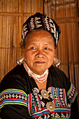 Frau in traditioneller Kleidung im Dorf Baan Tong Luang der Hmong im ländlichen Chiang Mai, Thailand.