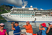 Gäste der Paul-Gauguin-Kreuzfahrt ankern in Moorea, Cook's Capitan Bay, Französisch-Polynesien, Gesellschaftsinseln, Südpazifik.