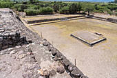 Der Hauptplatz von der Struktur 195 in den prähispanischen zapotekischen Ruinen von Lambityeco im Tal von Oaxaca, Mexiko.