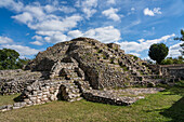 Die Ruinen einer Maya-Pyramide am Stadtplatz in Acanceh, Yucatan, Mexiko.