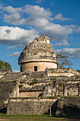 Der Caracol oder das Observatorium in den Ruinen der großen Maya-Stadt Chichen Itza, Yucatan, Mexiko. Die prähispanische Stadt Chichen-Itza gehört zum UNESCO-Weltkulturerbe.