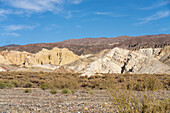 Farbenfrohe geologische Formationen auf dem Berg der sieben Farben bei Calingasta, Provinz San Juan, Argentinien.