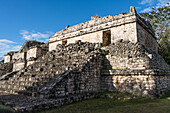 Struktur 17 oder die Zwillinge in den Ruinen der prähispanischen Maya-Stadt Ek Balam in Yucatan, Mexiko. Die Struktur besteht aus zwei spiegelnden Tempeln auf der Spitze der Pyramide.
