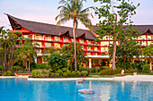 Sonnenuntergang im Le Meridien Hotel auf der Insel Tahiti, Französisch-Polynesien, Tahiti Nui, Gesellschaftsinseln, Französisch-Polynesien, Südpazifik.