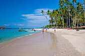 Tropischer Strand auf der Insel Tortuga, Costa Rica. Die Insel ist etwa 300 Hektar groß und besteht aus Wäldern und Stränden.