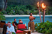 Likuliku Lagoon Resort, Fünf-Sterne-Resort, Malolo Island, Mamanucas, Fidschi. Anzünden eines Feuers am späten Nachmittag.