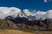 Der Berg Fitz Roy im Nationalpark Los Glaciares bei El Chalten, Argentinien. Eine UNESCO-Welterbestätte in der Region Patagonien in Südamerika. Aufgrund der vorherrschenden Wetterverhältnisse über dem südpatagonischen Eisfeld bildet der Berg Fitz Roy oft seine eigenen Wolken, die den Gipfel normalerweise verdecken. Er ist nur an etwa 5 Tagen im Monat vollständig sichtbar. Das Dorf El Chalten liegt am Fuße des Gebirges.