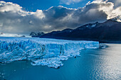 Der Perito-Moreno-Gletscher und der Lago Argentino im Los-Glaciares-Nationalpark in der Nähe von El Calafate, Argentinien. Ein UNESCO-Weltnaturerbe in der Region Patagonien in Südamerika. Rechts ist Cordon Reichert zu sehen.