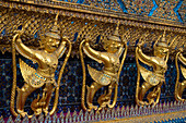 Garuda-Figuren auf dem Ubusot, dem Hauptgebäude des Tempels des Smaragdbuddhas im Großen Palast in Bangkok, Thailand.