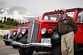 Fahrer/Führer Robert Ferguson mit seinem "Jammer"-Tourbus am Logan Pass, Glacier National Park, Montana.
