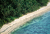 Gognga Beach und Kokosnusspalmen-Dschungel vom Two Lovers Point (Puntan Dos Amantes) aus gesehen, Guam.