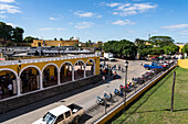 Der Markt auf der linken Seite und der Hauptplatz auf der rechten Seite in Izamal, Yucatan, Mexiko, bekannt als die Gelbe Stadt. Die historische Stadt Izamal gehört zum UNESCO-Weltkulturerbe.