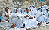Äthiopisch-orthodoxe Gläubige warten auf den Beginn der Zeremonie des Heiligen Feuers in der äthiopischen Abteilung des Heiligen Grabes in Jerusalm, Israel