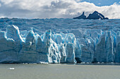 Die zerklüftete Wand des Grey-Gletschers am Lago Grey im Torres del Paine National Park, einem UNESCO-Biosphärenreservat in Chile in der Region Patagonien in Südamerika.