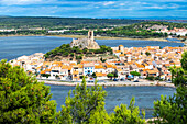 Blick auf den Wachturm von Gruissan im Languedoc-Roussillon, Frankreich, Aude, Gruissan, Dorf in der Circulade zeugt von einem mittelalterlichen Ursprung, strategisches Zeichen der Verteidigung und christliches Symbol