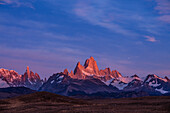 Das Fitz Roy-Massiv in der pastellfarbenen Morgendämmerung. Nationalpark Los Glaciares bei El Chalten, Argentinien. Ein UNESCO-Weltnaturerbe in der Region Patagonien in Südamerika.