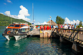 Gäste der Paul-Gauguin-Kreuzfahrt ankern in Moorea, Cook's Capitan Bay, Französisch-Polynesien, Gesellschaftsinseln, Südpazifik.