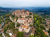Luftaufnahme von Cordes sur Ciel, mit der Aufschrift Die schönsten Dörfer Frankreichs, Tarn, Occitanie, Frankreich