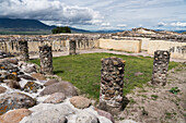 Der Palast der 6 Patios war eine Unterkunft für die Elite von Yagul und wurde um sechs grasbewachsene Patios herum gebaut. Die Wände waren mit Stuck verkleidet und bemalt. Yagul, Oaxaca, Mexiko.