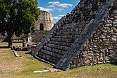 Der runde Tempel oder das Observatorium hinter der Treppe der Pyramide von Kukulkan in den Ruinen der postklassischen Maya-Stadt Mayapan, Yucatan, Mexiko.