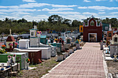 Bunte Grabsteine auf einem Friedhof in Cacalchen, Yucatan, Mexiko.