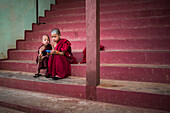 Junge Mönche spielen Computerspiele, Pindaya, Shan-Staat, Myanmar (Birma)