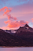 Farbenfrohe Wolken bei Sonnenaufgang über dem Cerro Moreno im Nationalpark Los Glaciares bei El Calafate, Argentinien. Eine UNESCO-Welterbestätte in der südamerikanischen Region Patagonien.
