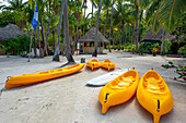 Kajaks im Luxusresort Le Bora Bora by Pearl Resorts auf der Insel Motu Tevairoa, einem kleinen Eiland in der Lagune von Bora Bora, Gesellschaftsinseln, Französisch-Polynesien, Südpazifik.