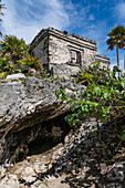 Das Haus der Cenote in den Ruinen der Maya-Stadt Tulum an der Küste des Karibischen Meeres. Tulum-Nationalpark, Quintana Roo, Mexiko. Es ist über einer Höhle oder Cenote gebaut, die Wasser enthält.