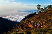 Camping am zweiten Nachtlager auf dem dreitägigen Mount Rinjani Trek, Lombok, Indonesien. Ein Großteil der dreitägigen Mount-Rinjani-Wanderung wird über den Wolken verbracht. Das Zelten über den Wolken in beiden Nächten ist einer der Höhepunkte und bietet einen atemberaubenden Blick auf die umliegende Landschaft. Der Mount Rinjani (Gunung Rinjani auf Indonesisch) ist ein aktiver Vulkan auf der Insel Lombok, Indonesien, dessen Gipfel mit 3726 m der zweithöchste Vulkan Indonesiens ist.