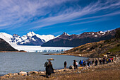 Touristen im Urlaub in Argentinien, Besuch des Perito-Moreno-Gletschers, Nationalpark Los Glaciares, in der Nähe von El Calafate, Patagonien, Argentinien