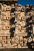 Der Palast der Masken oder Codz Poop, was "die gerollten Matten" bedeutet, in den prähispanischen Maya-Ruinen von Kabah - Teil der prähispanischen Stadt Uxmal, UNESCO-Welterbe in Yucatan, Mexiko.