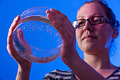 Eine Frau forscht in einem Aquakulturlabor an der Delaware State University
