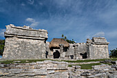 Das Haus der Chultun in den Ruinen der Maya-Stadt Tulum an der Küste des Karibischen Meeres. Tulum-Nationalpark, Quintana Roo, Mexiko. Es ist über einer Chultun oder Zisterne gebaut, die Wasser enthält. Ein großer Stachelschwanzleguan sonnt sich auf der Spitze des Daches rechts.