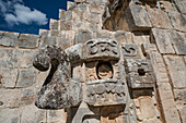 Eine Reihe von Chaac-Masken säumen die Treppe an der Westfassade der Pyramide des Magiers, auch bekannt als Pyramide des Zwerges in den prähispanischen Maya-Ruinen von Uxmal, Mexiko. Chaac ist die Regengottheit der Maya.