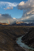 Wolken verdunkeln das Fitz Roy-Massiv im Los Glaciares-Nationalpark in der Nähe von El Chalten, Argentinien. Ein UNESCO-Weltnaturerbe in der Region Patagonien in Südamerika. Im Vordergrund ist der Canyon des Rio de las Vueltas zu sehen.