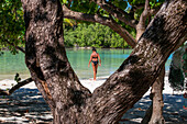 Insel Taha'a, Französisch-Polynesien. Motu Mahana Frau am Strand, Taha'a, Gesellschaftsinseln, Französisch-Polynesien, Südpazifik.