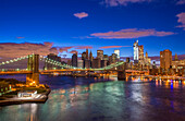 Brooklyn-Brücke und Skyline von New York City bei Nacht von der Manhattan-Brücke aus