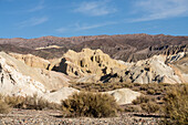 Farbenfrohe geologische Formationen auf dem Berg der sieben Farben in der Nähe von Calingasta, Provinz San Juan, Argentinien.
