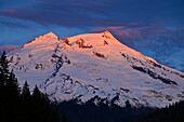 Sonnenaufgang auf dem Mount Baker vom Boulder Creek am Baker Lake, Washington.