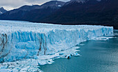 Perito-Moreno-Gletscher und Lago Argentino im Los-Glaciares-Nationalpark in der Nähe von El Calafate, Argentinien. Ein UNESCO-Weltnaturerbe in der Region Patagonien in Südamerika. Rechts ist Cordon Reichert zu sehen.