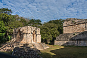 Der Eingangsbogen in den Ruinen der prähispanischen Maya-Stadt Ek Balam in Yucatan, Mexiko. Hinter dem Bogen befindet sich Struktur 17 oder die Zwillinge, mit dem Ovalpalast auf der rechten Seite.