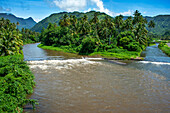 Kreuzung zweier Flüsse in der Route de ceinture, Tahiti Nui, Gesellschaftsinseln, Französisch-Polynesien, Südpazifik.